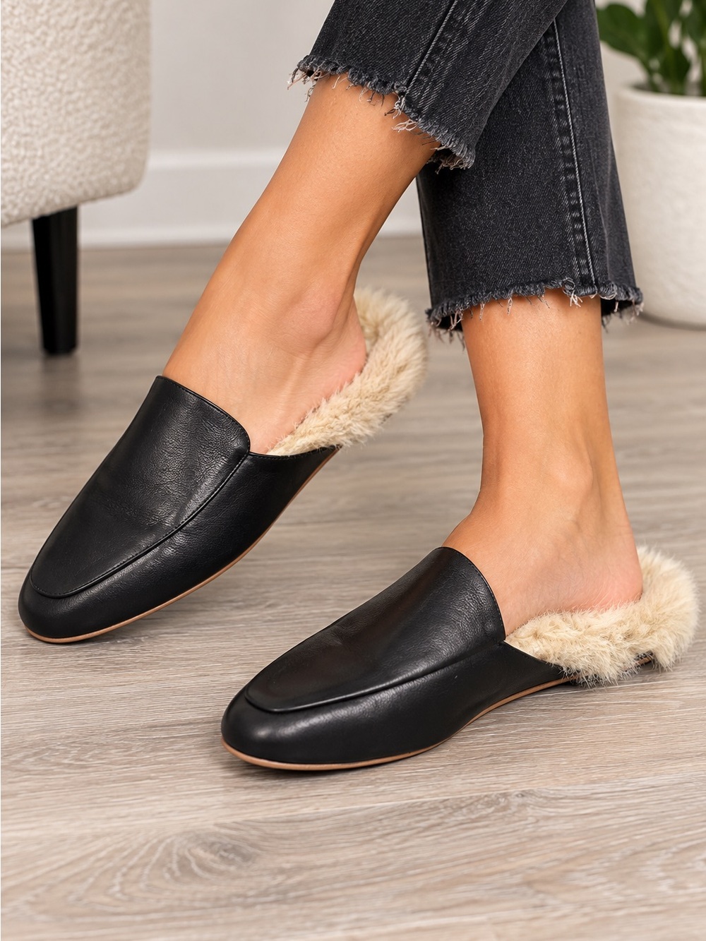 Zac Posen Posen Winfield Black Leather Faux Fur Mules 7.5